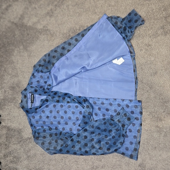 PrettyLittleThing Light blue polka dot Exlusive Organza Shirt with puff sleeves - Picture 7 of 8